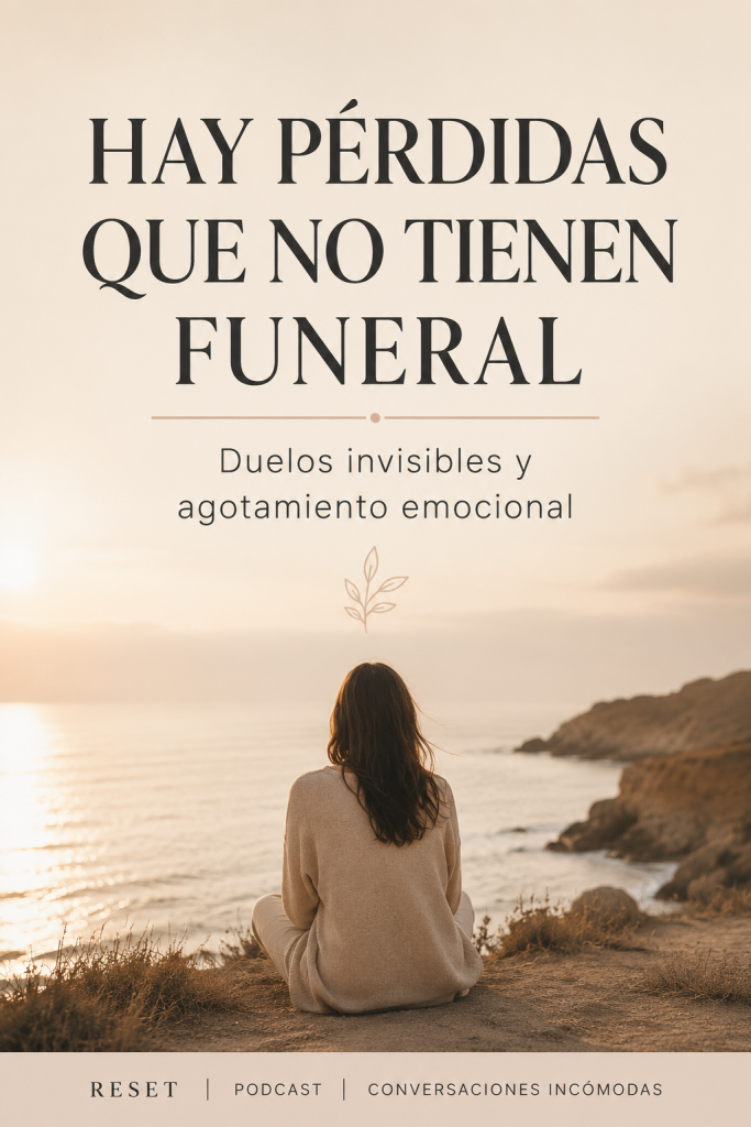 Mujer contemplando el mar representando los duelos invisibles y el agotamiento emocional