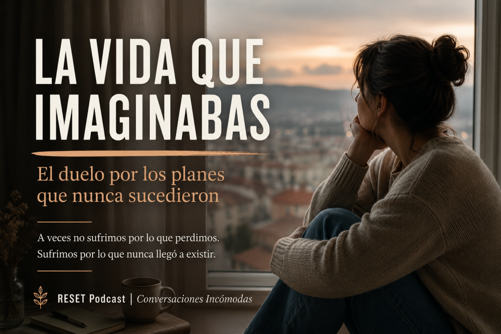 Persona mirando por una ventana reflexionando sobre la vida que imaginaba y los cambios inesperados de la vida.